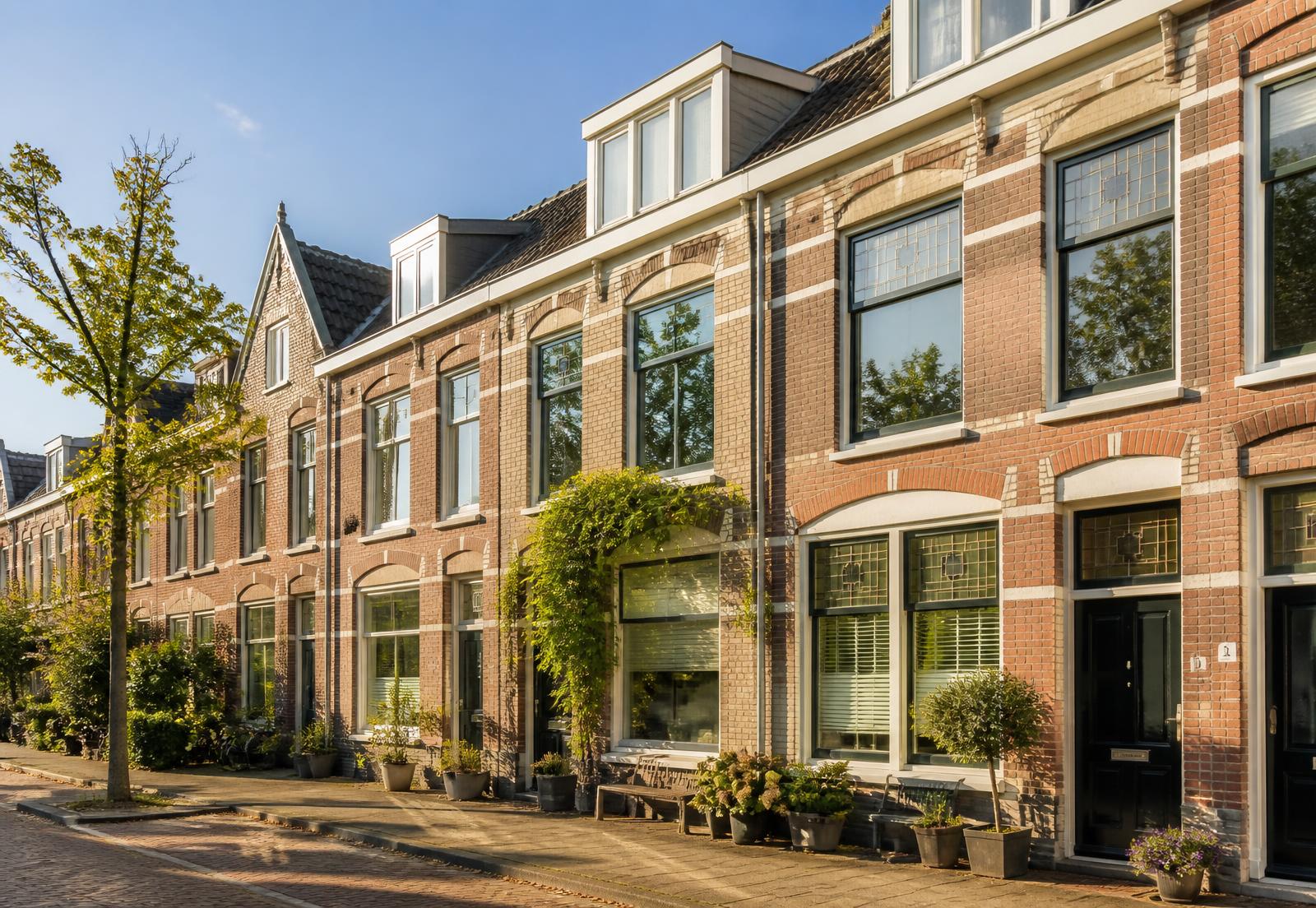 Nederlandse rijtjeswoningen in de zon