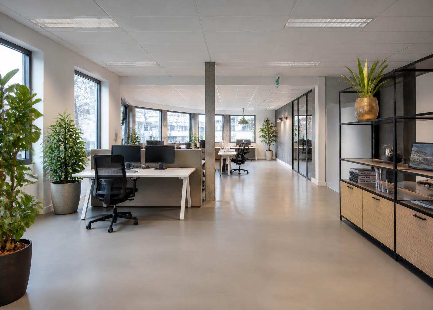 Modern kantoorinterieur met werkplekken en veel daglicht